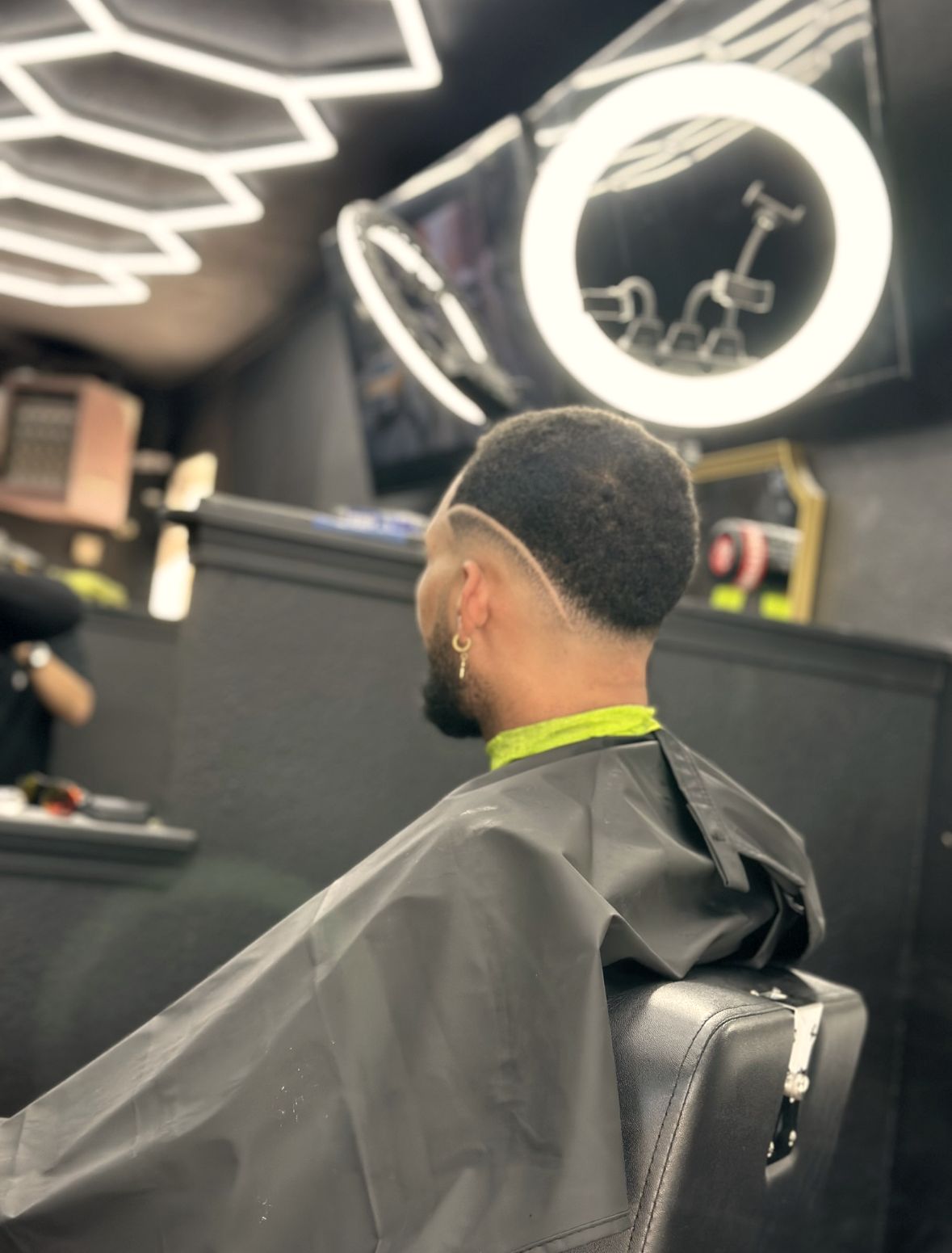 A fade in progress under the ring light